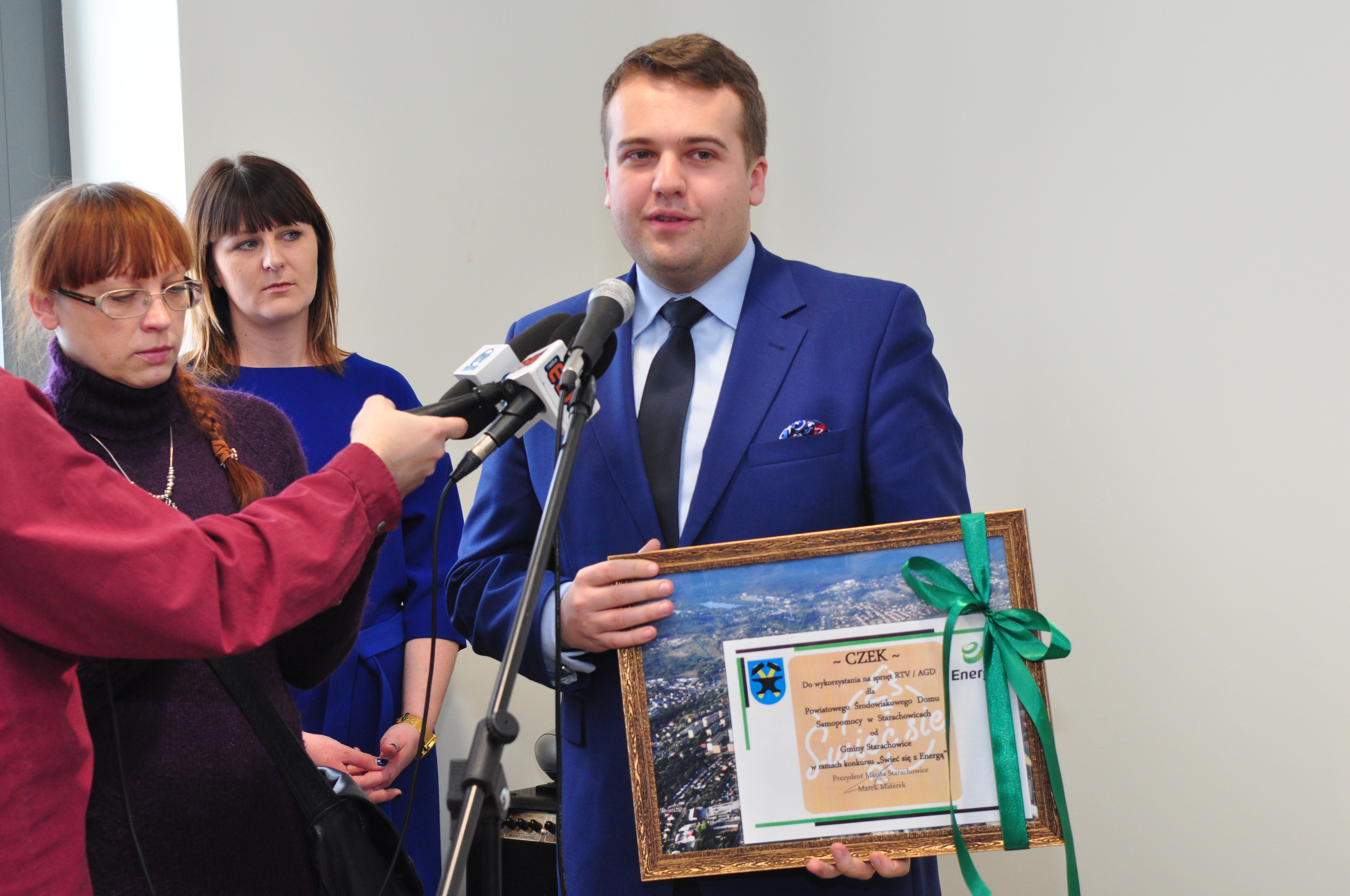 Prezydent Materek przekazuje symboliczny czek na rzecz otwartej placówki