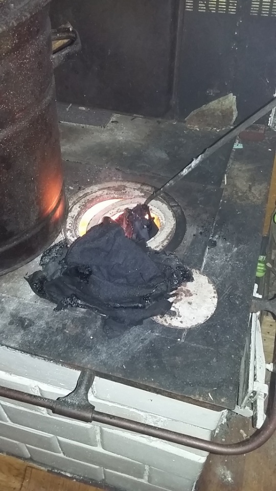 Mieszkaniec Starachowic po raz kolejny spalał odzież w kuchni węglowej images