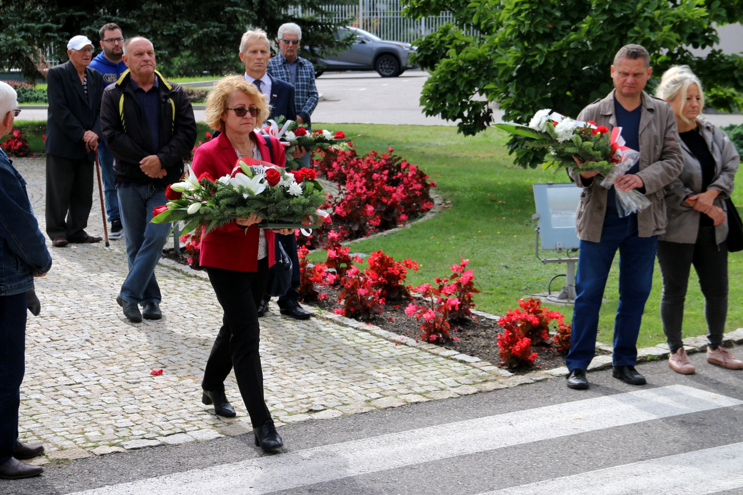 Prezydent Ewa Skiba składa kwiaty images