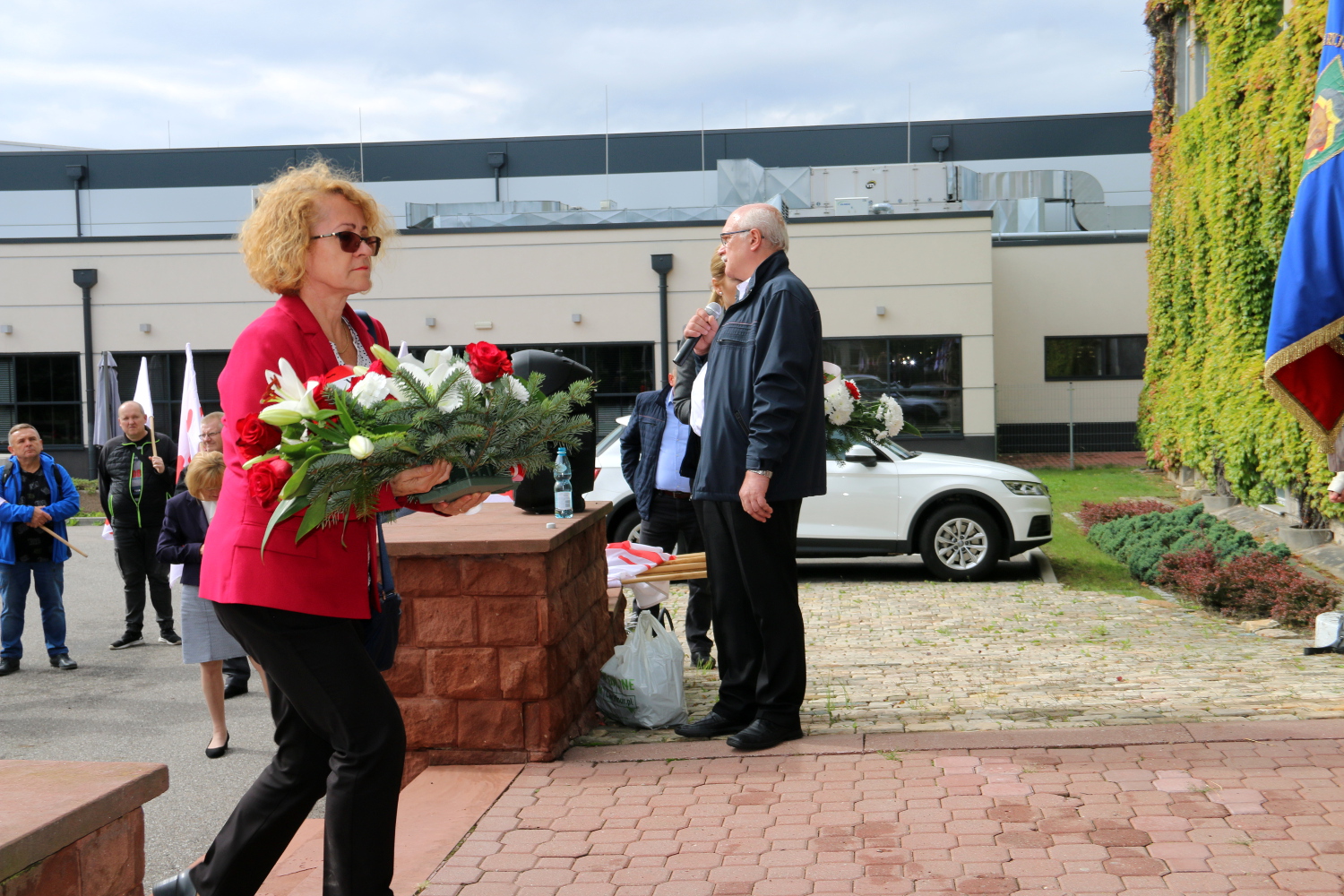 Prezydent Ewa Skiba składa kwiaty