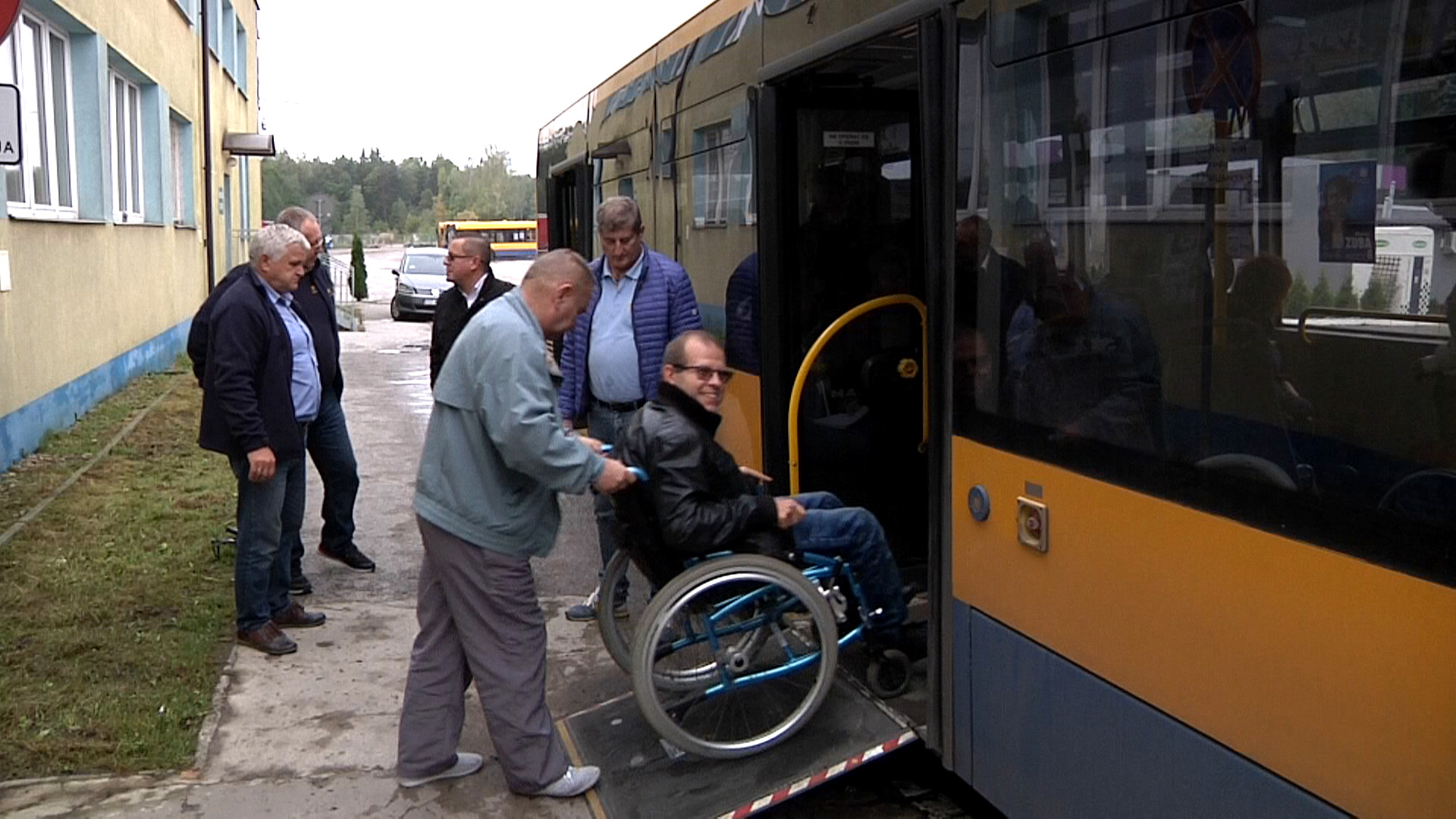 osoby niepełnosprawne wsiadają do autobusu images