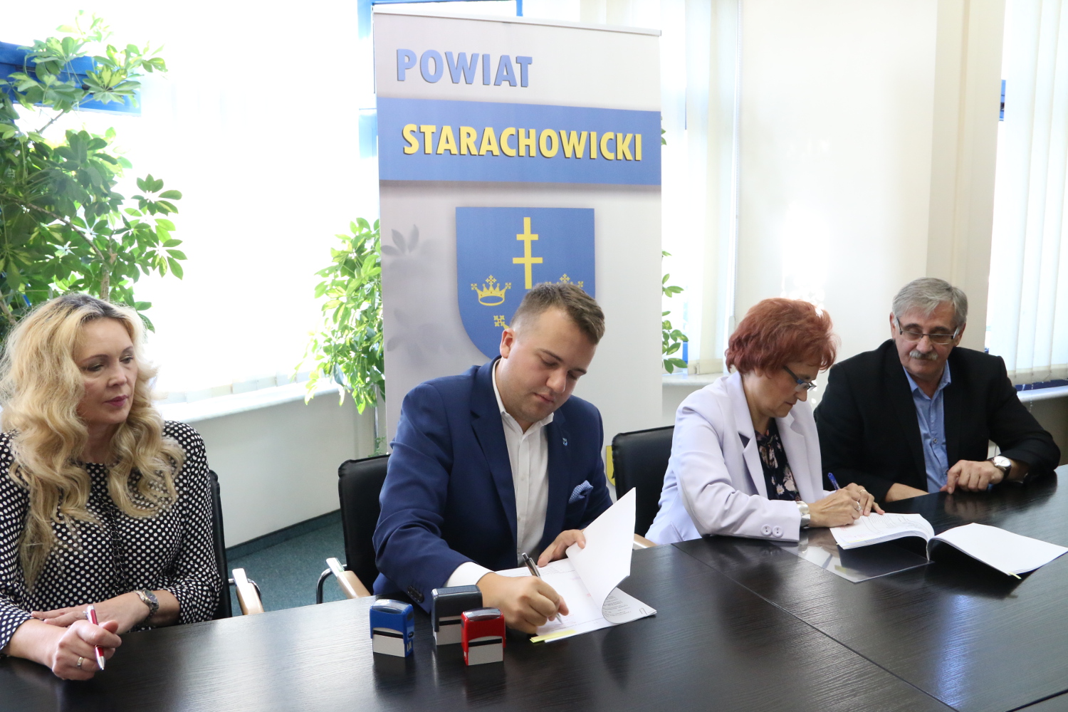 Podpsanie umowy przez władze miasta i powiatu images