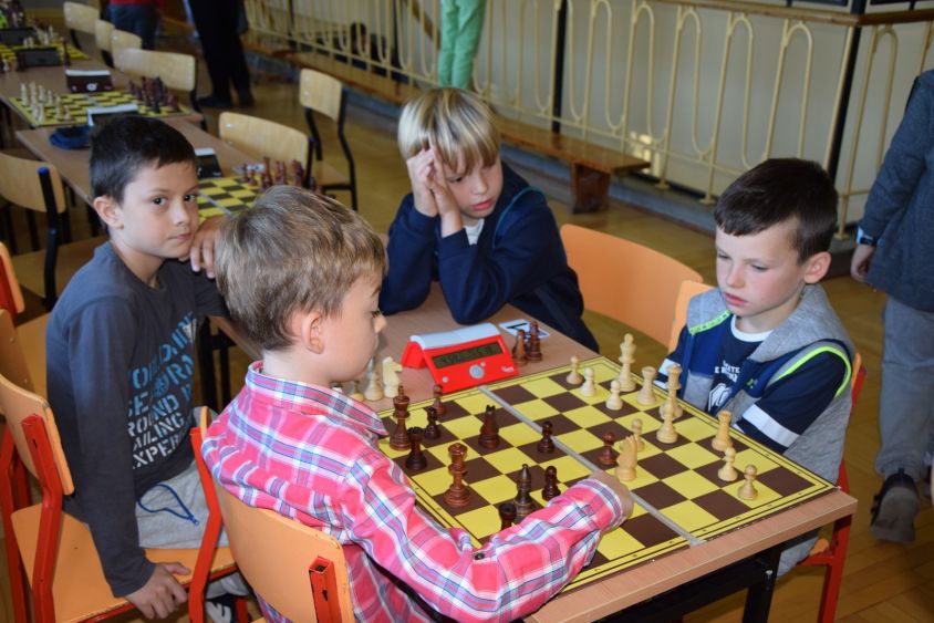 Młodsi chłopcy grają w szachy