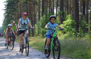 Osoby jadące na rowerach