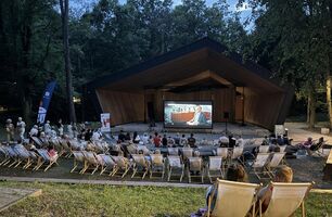 kino, park, leżaki, noc